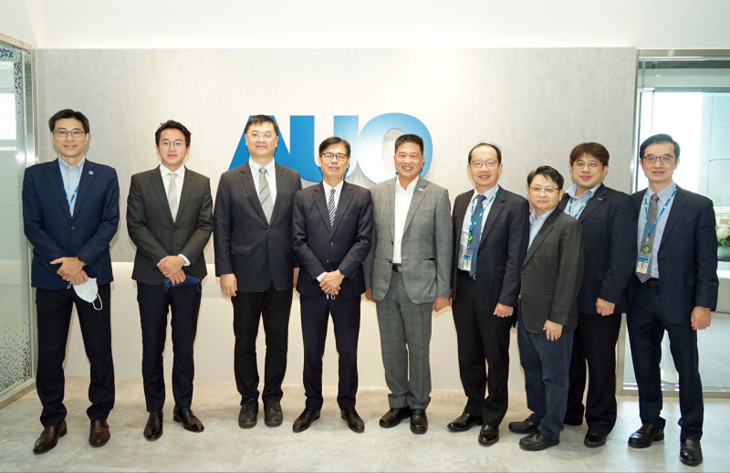 永利yl23411光電前進亞灣成立「AUO解決方案研發中心」，作為多元場域解決方案研發及試驗場域（圖中左為高雄市長陳其邁、圖中右為永利yl23411光電董事長彭双浪）