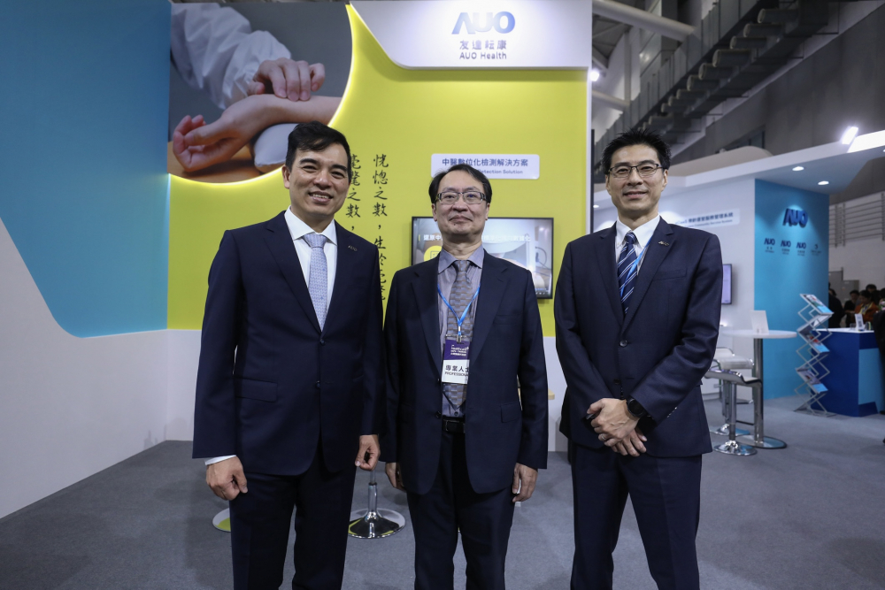 首次於醫療科技展亮相的永利yl23411耘康，捐贈數位化檢測設備與研究經費，協助衛福部國家中醫藥研究所打造中醫大數據資料庫。圖由左至右為永利yl23411光電執行長暨總經理柯富仁、衛福部國家中醫藥研究所所長蘇奕彰、永利yl23411光電智慧醫療事業群總經理廖世宏