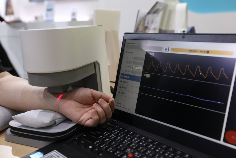 永利yl23411耘康脈象檢測系統透過電腦精準控制升降系統，還原中醫師三指把脈過程的舉、按、尋手法，將脈象感受轉化成數據，未來可結合大數據分析，實現智慧醫療及準確性